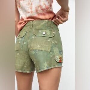 NWOT Anthropologie Pilcro Peace Camo Shorts - Size 27